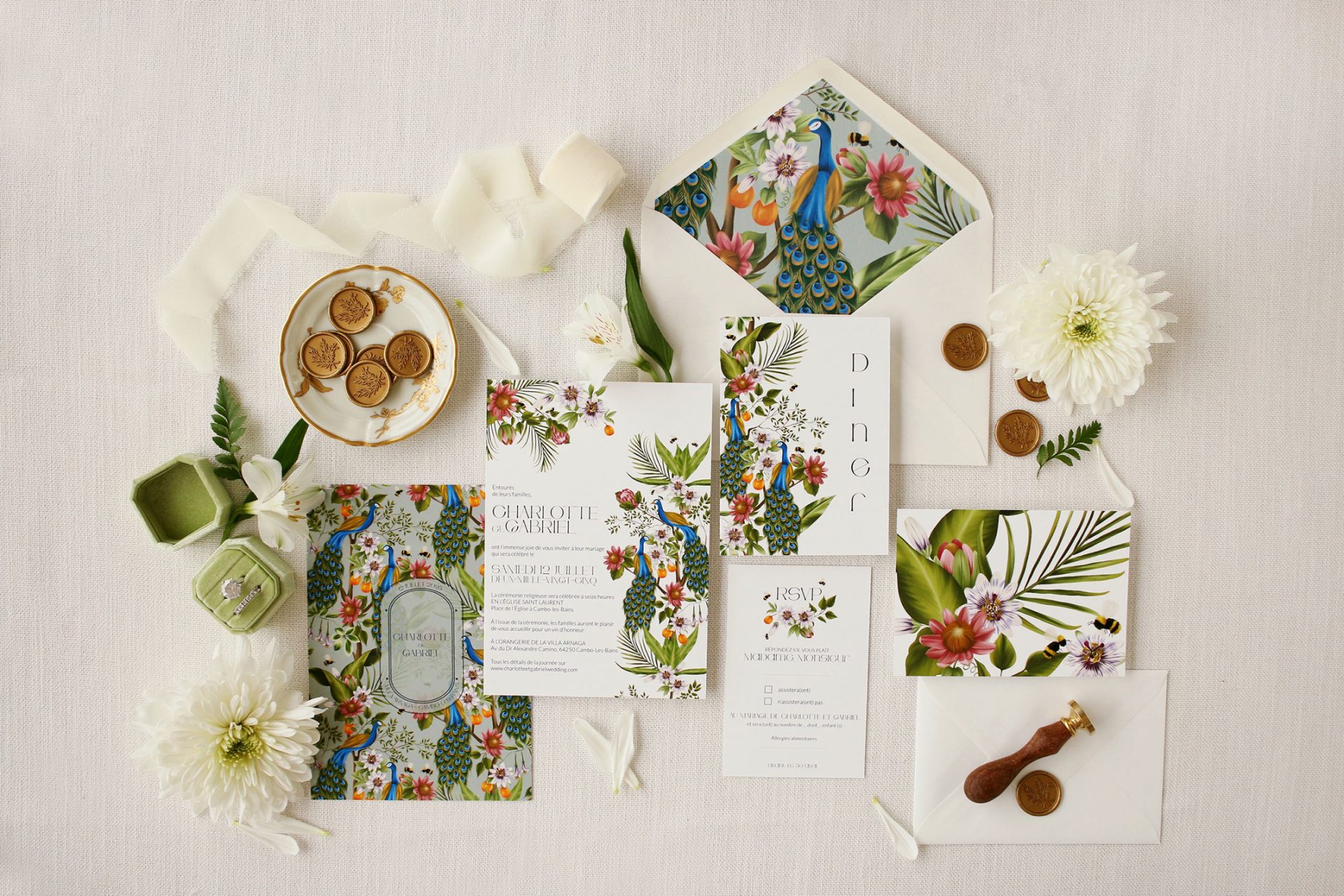 Collection de papeterie de mariage raffinée avec illustration florale et typographie élégante