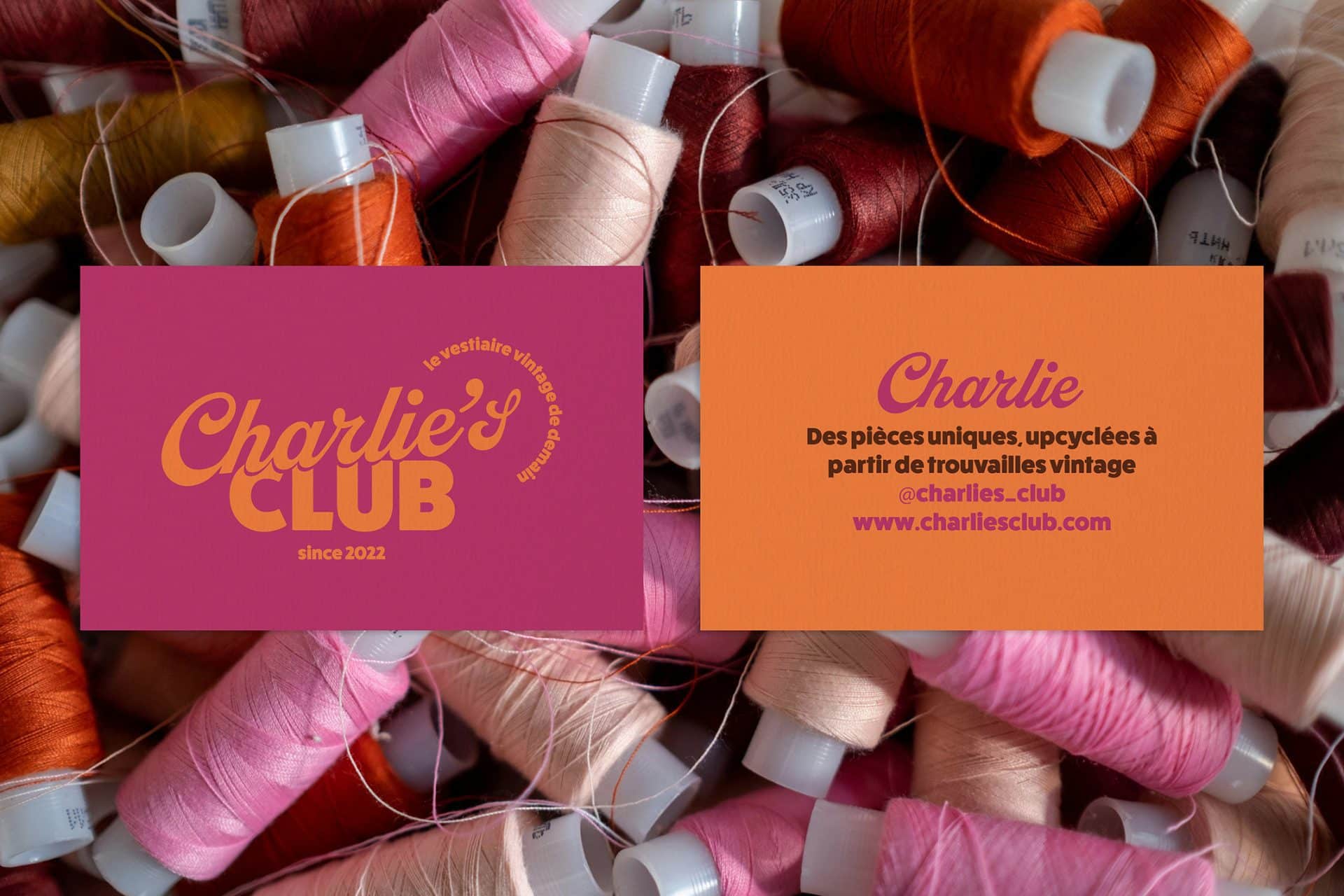 Identité visuelle Charlie’s Club – marque de vêtements vintage upcyclés, logo coloré et supports imprimés par le studio Rhoedaé