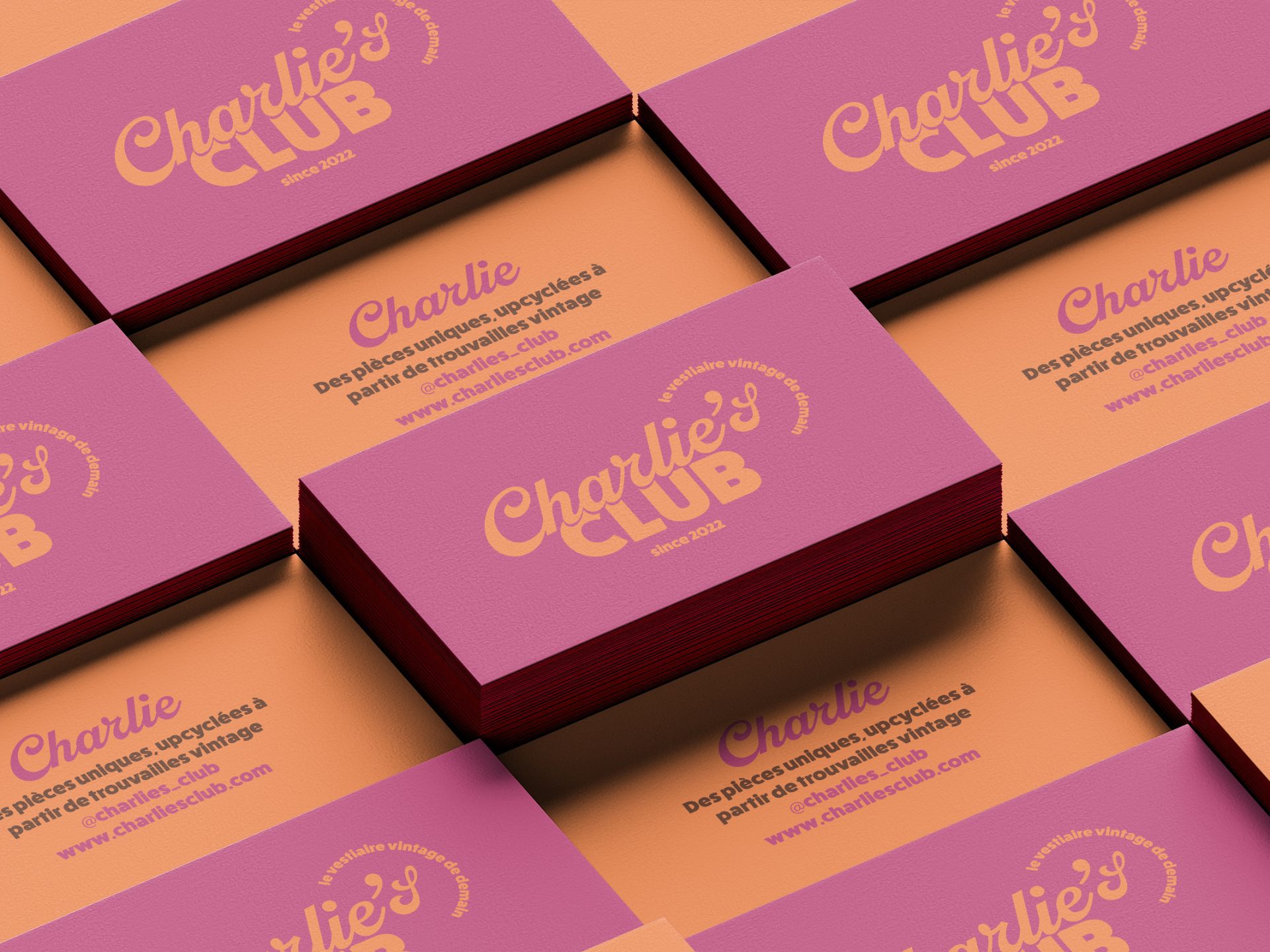 Identité visuelle Charlie’s Club – marque de vêtements vintage upcyclés, logo coloré et supports imprimés par le studio Rhoedaé