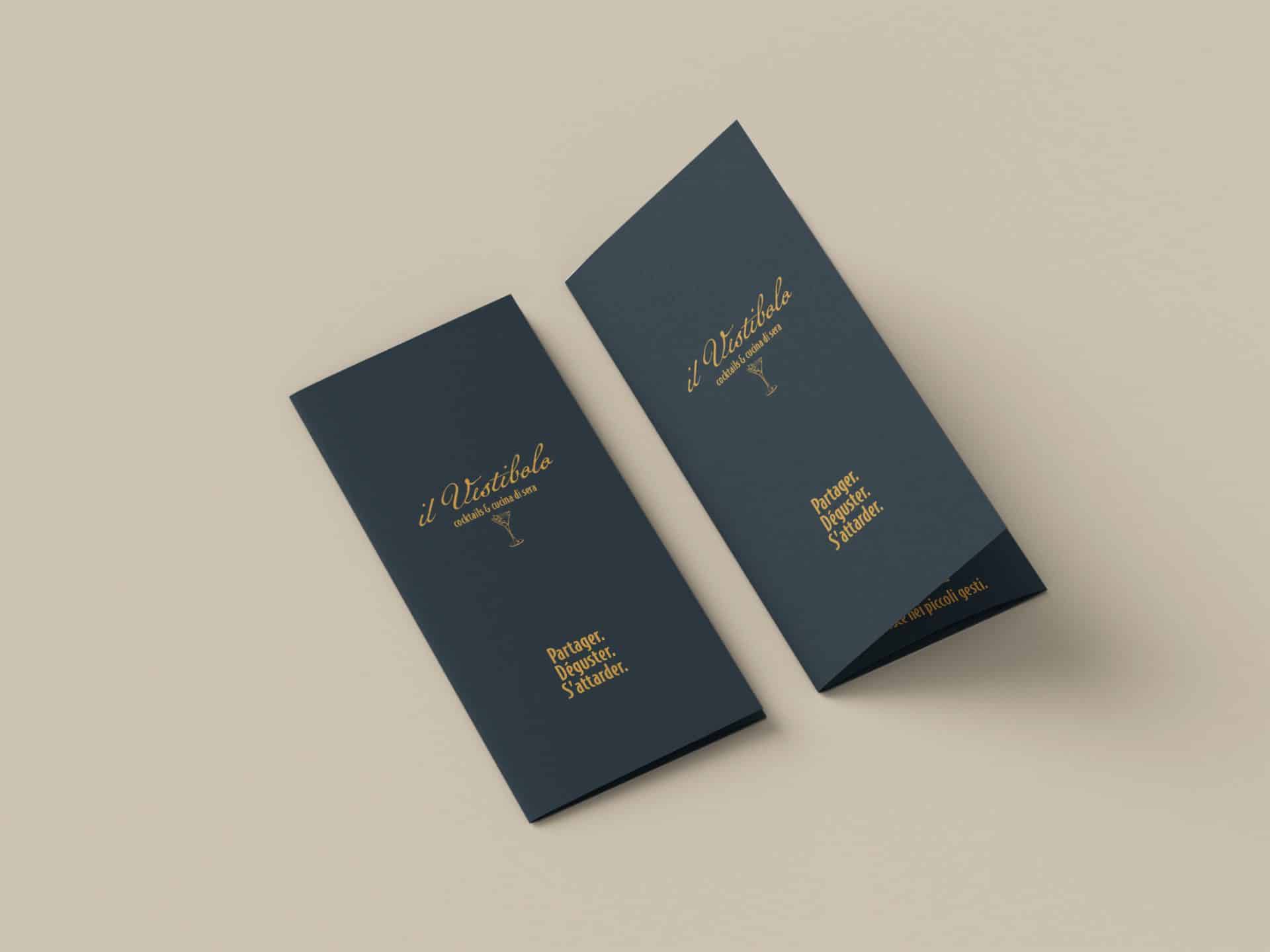 Identité visuelle du restaurant italien Il Vestibolo : logo, palette de couleurs chaleureuses, typographie élégante et supports imprimés (menu, carte de visite, vitrine). Un projet fictif signé Rhoedaé.