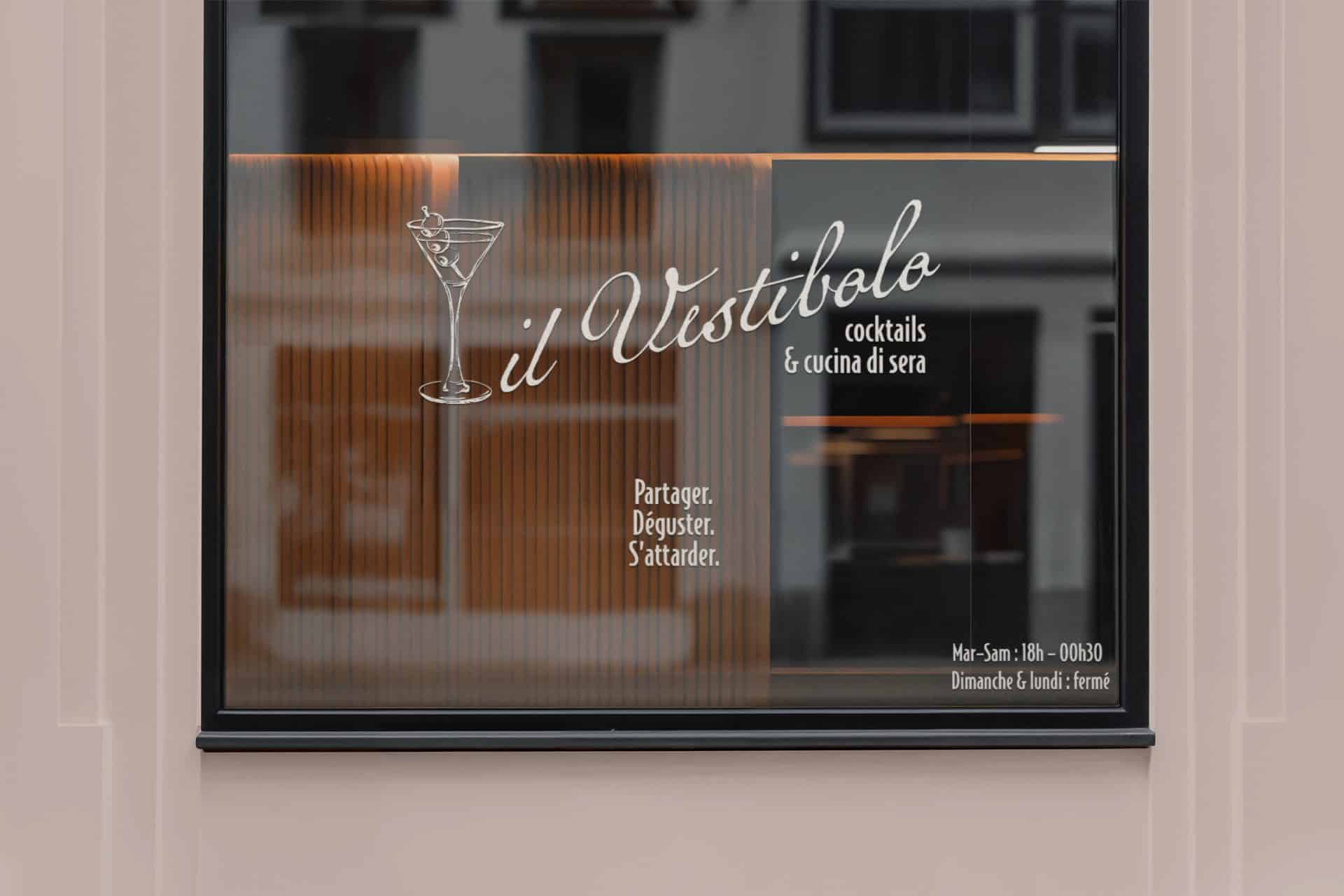 Identité visuelle du restaurant italien Il Vestibolo : logo, palette de couleurs chaleureuses, typographie élégante et supports imprimés (menu, carte de visite, vitrine). Un projet fictif signé Rhoedaé.