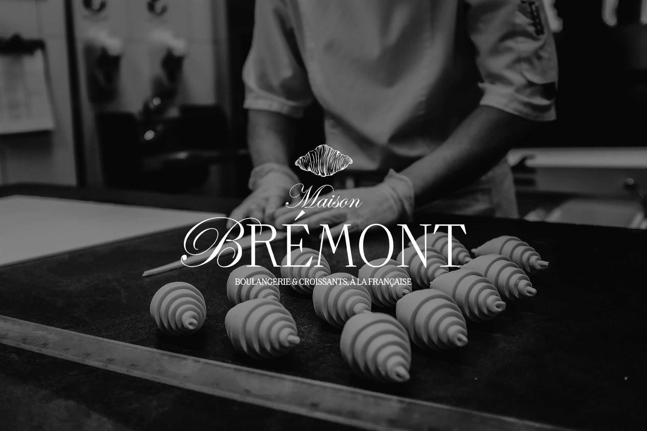 Identité visuelle de Maison Brémont, boulangerie artisanale à Bordeaux : packaging croissants, sac rayé bleu crème, boîtes pâtissières, direction artistique par le studio Rhoedaé.