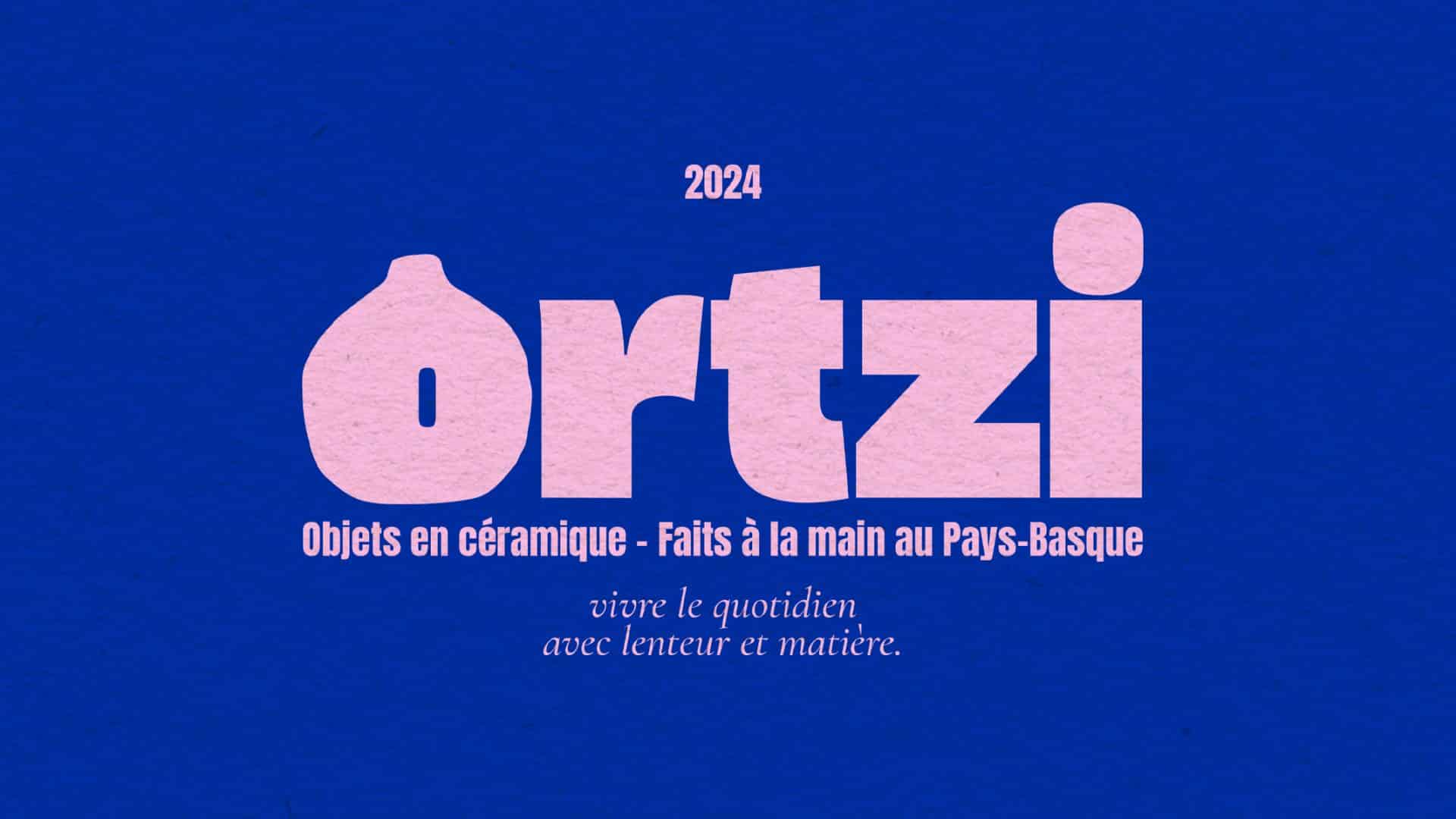 Ortzi – Identité visuelle pour céramiste créée par le studio Rhoedaé, rose sur fond bleu, style brut et contemporain.