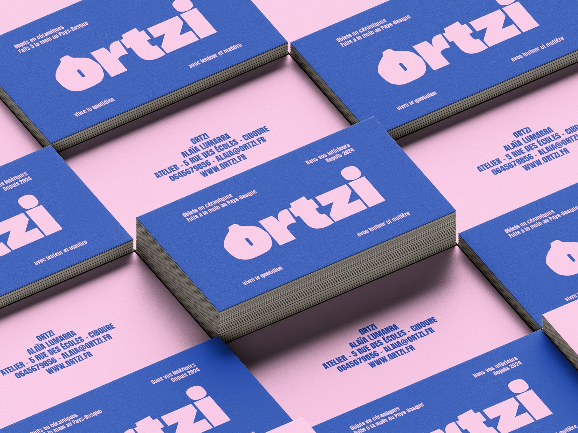 Ortzi – Identité visuelle pour céramiste créée par le studio Rhoedaé, rose sur fond bleu, style brut et contemporain.