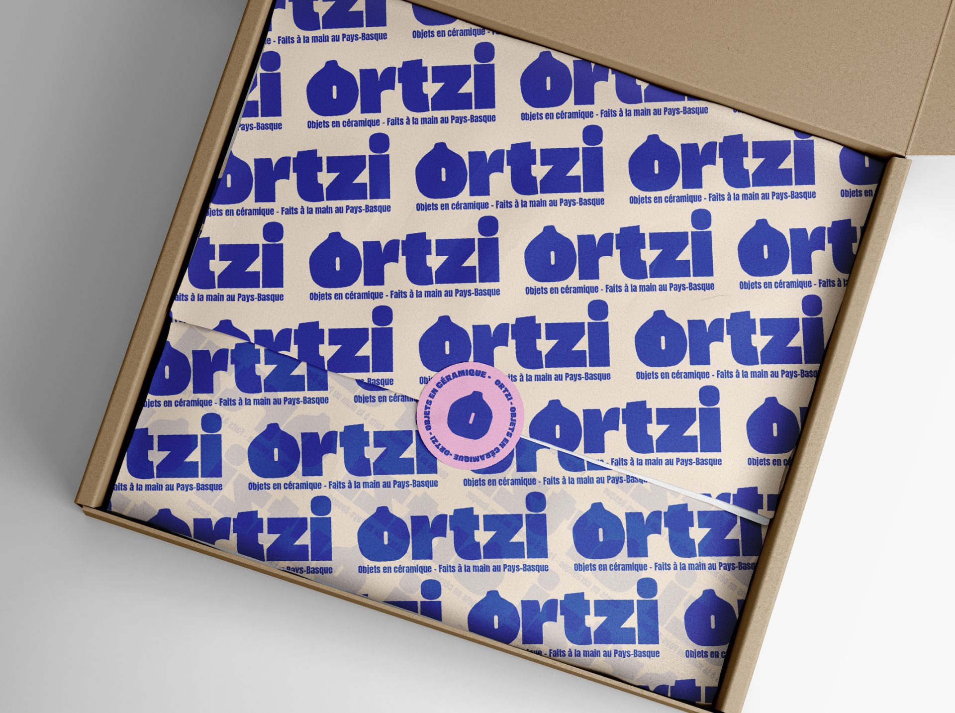 Ortzi – Identité visuelle pour céramiste créée par le studio Rhoedaé, rose sur fond bleu, style brut et contemporain.