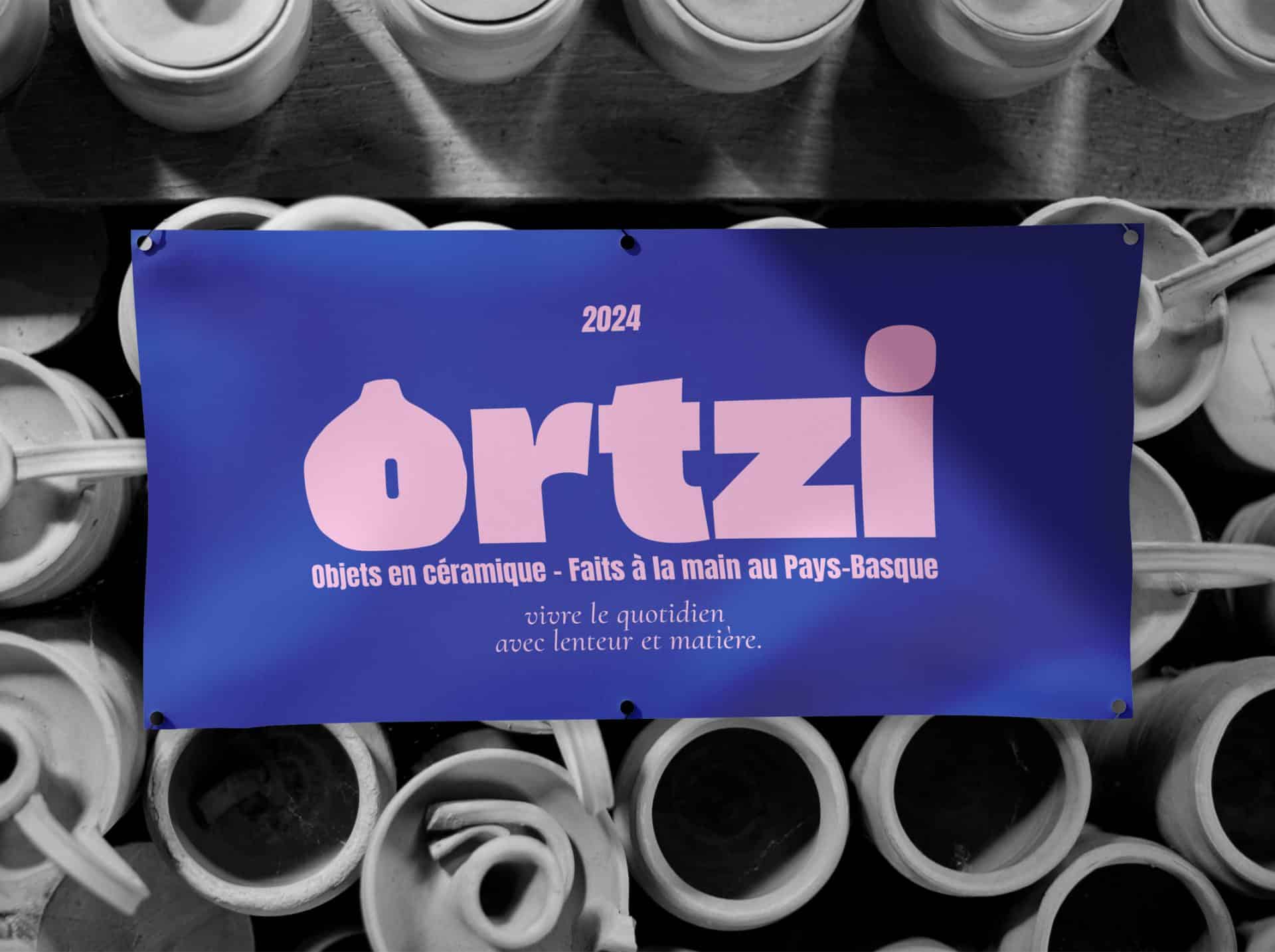 Ortzi – Identité visuelle pour céramiste créée par le studio Rhoedaé, rose sur fond bleu, style brut et contemporain.