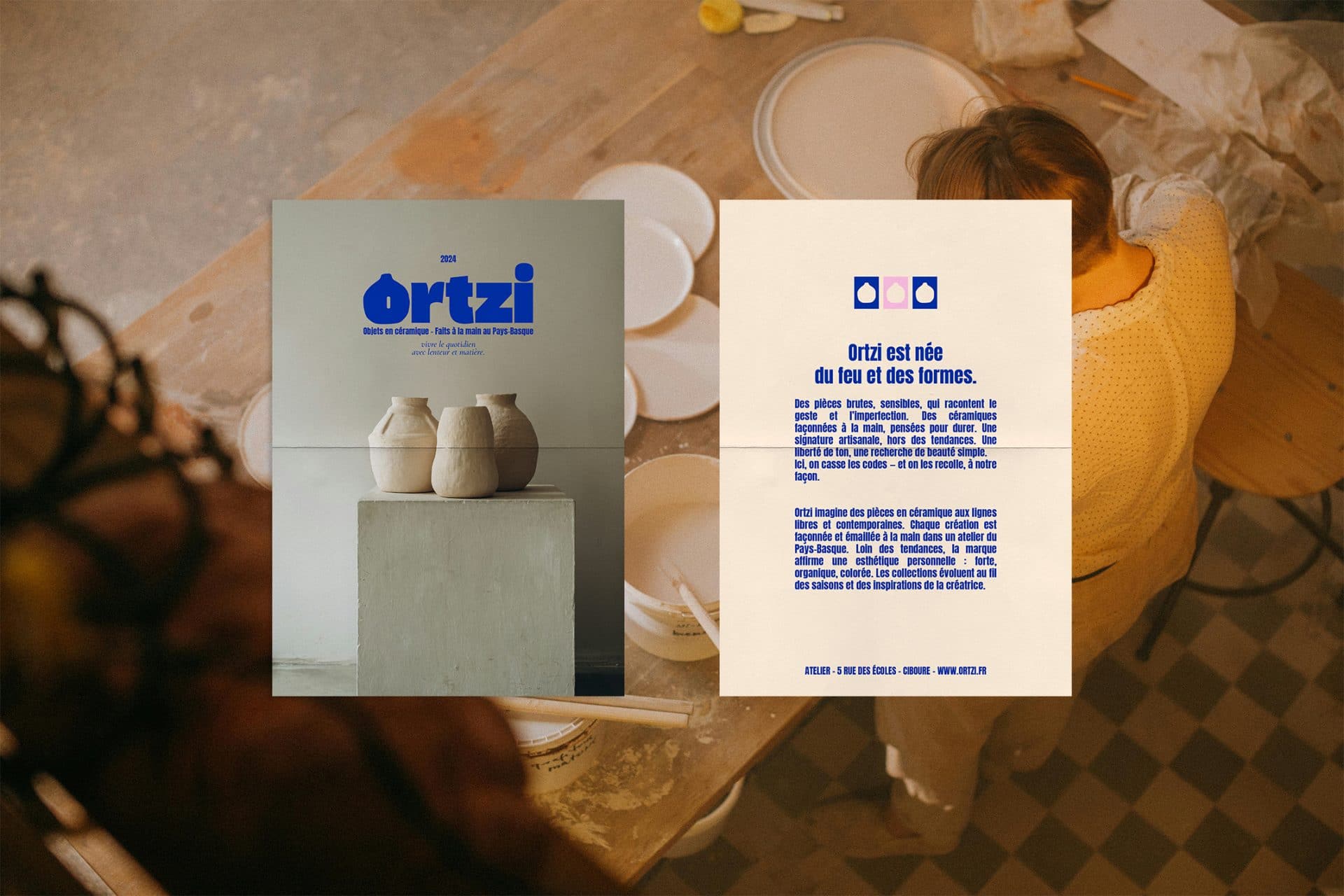 Ortzi – Identité visuelle pour céramiste créée par le studio Rhoedaé, rose sur fond bleu, style brut et contemporain.