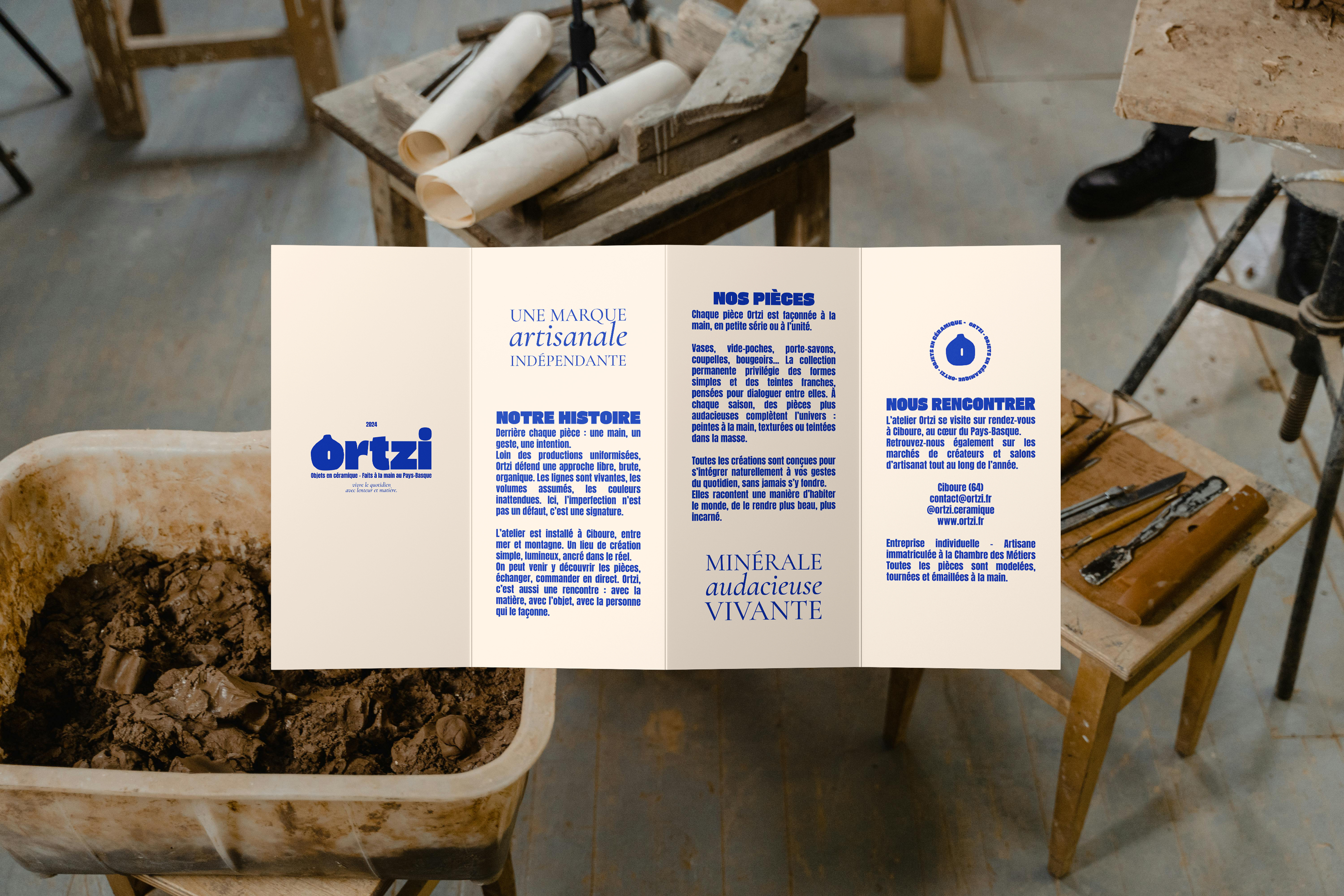 Ortzi – Identité visuelle pour céramiste créée par le studio Rhoedaé, rose sur fond bleu, style brut et contemporain.