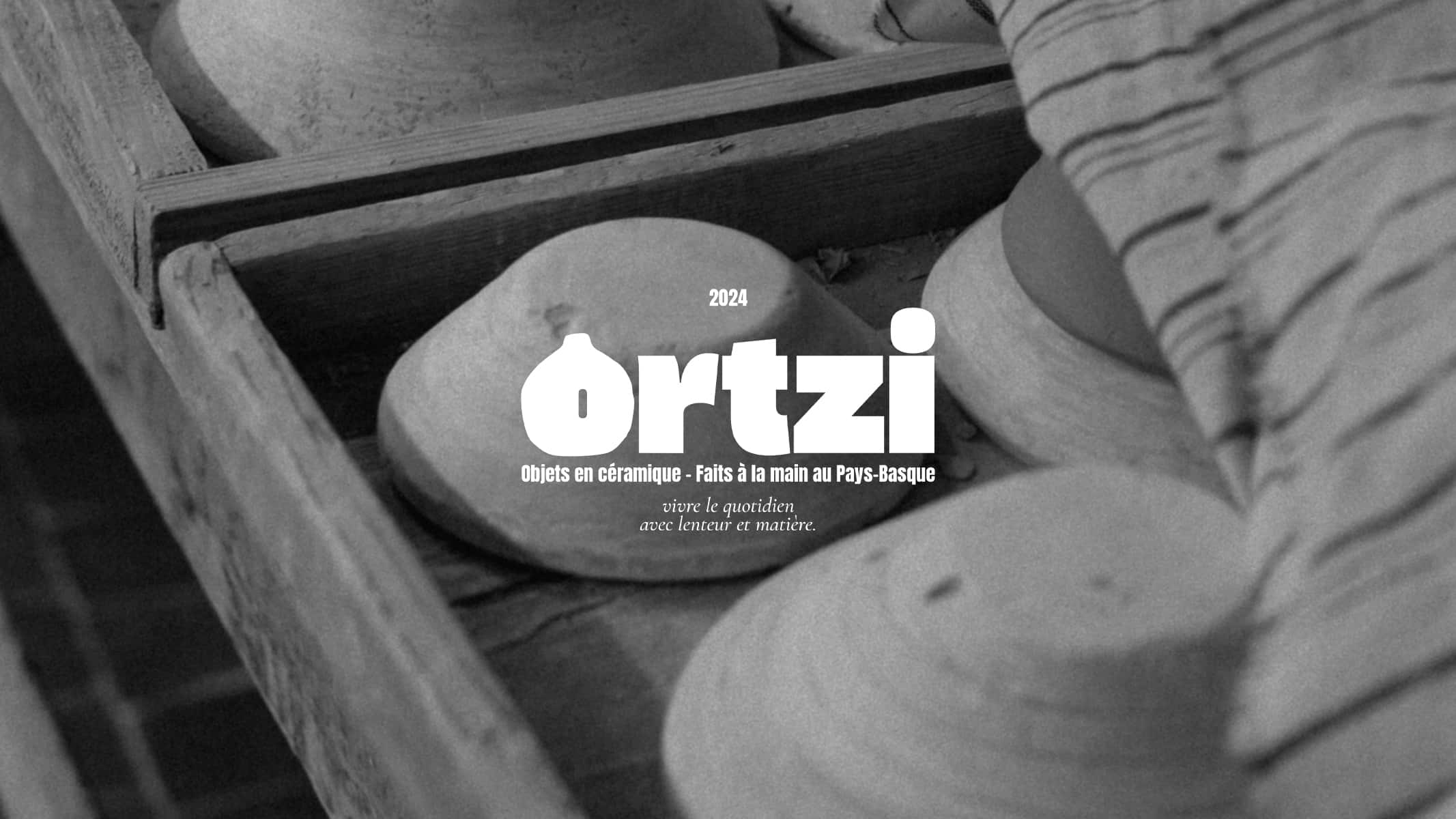 Ortzi – Identité visuelle pour céramiste créée par le studio Rhoedaé, rose sur fond bleu, style brut et contemporain.